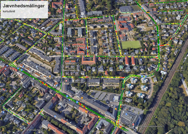 Billedet viser et kortudsnit fra Charlottenlund over jævnhedsmålinger for kørebaner. De røde markeringer viser de mest ujævne strækninger, og de grønne viser de mest jævne strækninger.